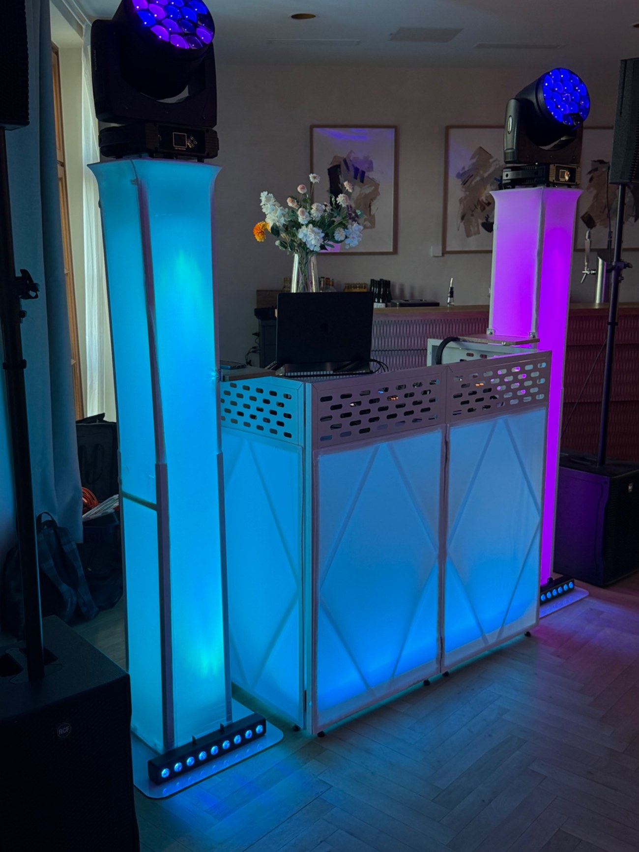 DJ Setup mit blauem Licht