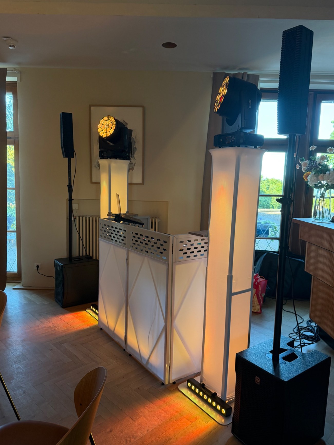 DJ Setup mit warmem Licht